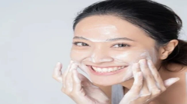 A woman showing dal ka facial kaise kare on her face