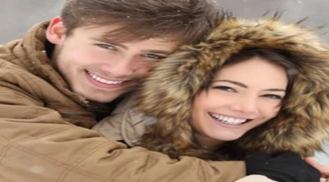 couple दिखा रहें हैं कि सर्दियों में गर्म और एनर्जेटिक कैसे रहें