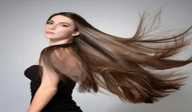 A lady show her hair growth